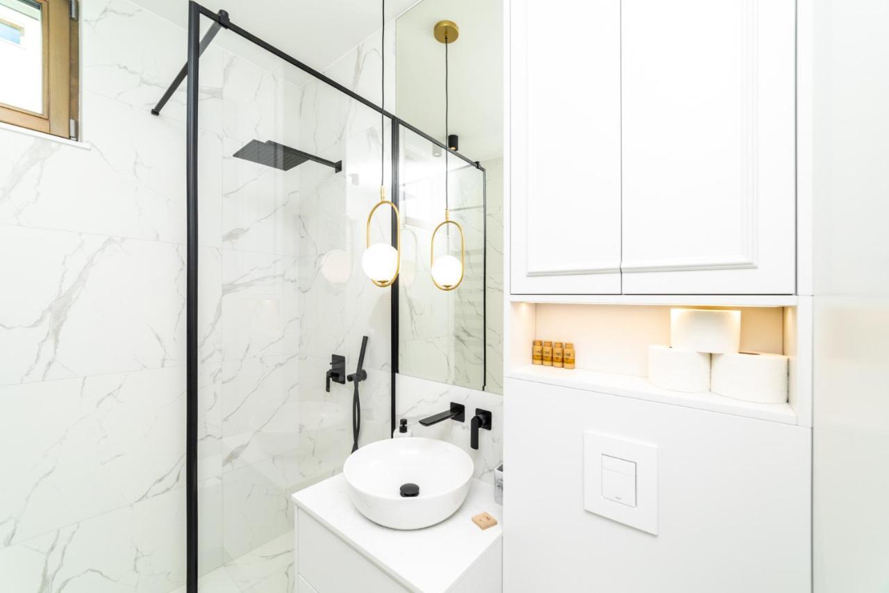 Lägenhet White Deluxe With Terrace By Oneapartments *