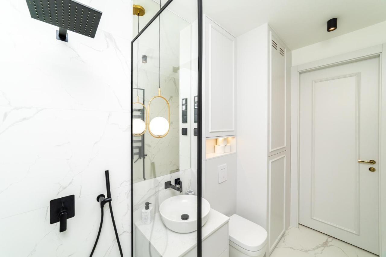 Lägenhet White Deluxe With Terrace By Oneapartments *